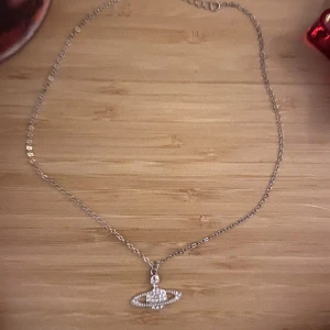 ☆ Vivienne Westwood dupe halsband ☆ - ☆ Frakten kostar 30kr (två frimärken) ☆ Samfraktar gärna ☆