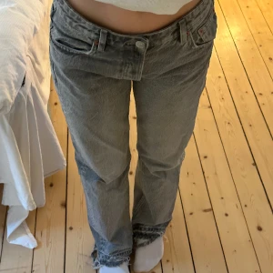 Lågmidjade jeans  - Lågmidjade jeans från Zara, supersnygga råa kanter vid anklarna 
