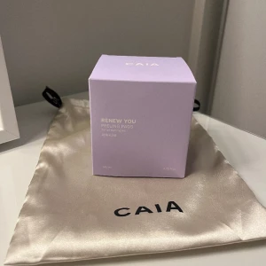 Caia Pads  - Säljer dessa Caia pads då jag tror de inte funkar på min hud. Har väldigt känsliga hud och tål inte många idgrienser.❤️Helt oöppnade och har inte ens tagit up ur kartongen. Fick dem i min julkalender så påsen ingår❤️(Ny pris 495kr)