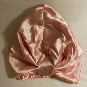Silkesmössa  - En nattmössa i satin, köpt från meds aldrig använd