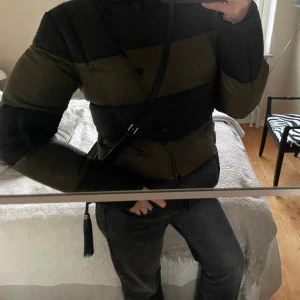 Rossingnol jacka - Säljer denna sjukt snygga jacka från Rossingnol! Den köptes 2020 på Nk för 6000kr och har knappt använts sedan dess, super bra skick! Den är i storlek L men är väldigt liten i storlek! Prefekt snygg och unik jacka nu till vintern. 🩷👍🏽😁