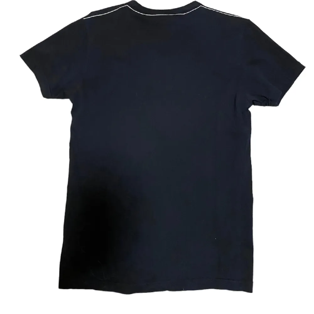 En svin snygg t-shirt! Bra matrial och inga defekter. Storlek L. Kontakta innan köp eller vid flera frågor! KÖPAREN STÅR FÖR FRAKTEN!. T-shirts.