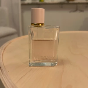 Burberry Her EdP - Säljer min Buberry Her parfym som tyvärr inte kommer till användning för mig💕Ca 2/3 kvar 