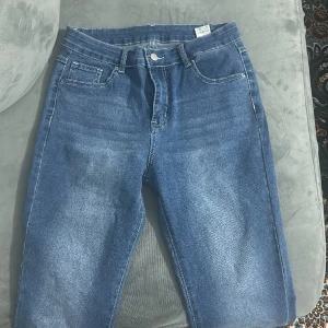 Byxor från shien  - Trendig byxor från Shien som kostar 250kr men säljer för 200kr  HELT nya och oanvänt säljer för färgen passa inte. storlek M 