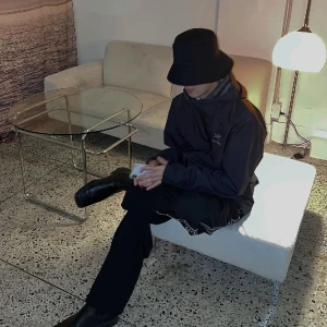 Arcteryx  - Jacka som jag ärvt, skulle tippa på 10-12 år gammal och har endast använts under 1 vecka i alperna samt fåtal gånger under vintern när jag fick ögonen för den ett tag sen. Pris kan diskuteras ! Passar som en L så den är perfekt för oversized M 