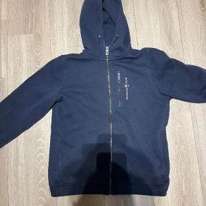 Sail racing zip hoodie - Tröjan är i bra använt skick, tröjan är mörkblå. Pris inkl frakt. 