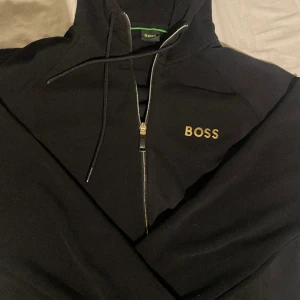 Hugo Boss kofta - Säljer en snygg och skön boss kofta i fint skick, skriv vid fler bilder eller frågor:)