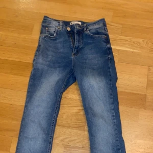 Jeans low waist  - Kommer inte till användning, privat för bättre bilder om de behövs 🫶🏻 