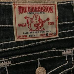 Intressekoll på dessa True religion jeans med vita sömmar. Typ straight/skinny och lågmidjade. midjemått: 88cm Innerbenslängd: 79/80cm. Köpta secondhand