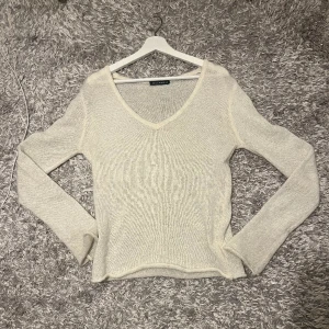 Stickad brandy melville tröja - Säljer denna superfina ull stickade tröjan från brandy melville. Säljer då den inte kommer till användning. Skriv om du undrar något. Det går bra att klicka på köp nu😊