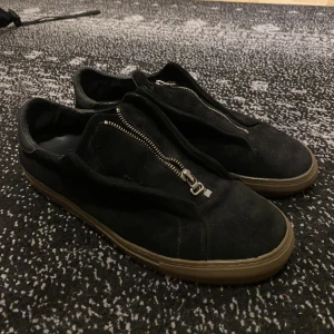 Arigato clean 90 zip - Arigato skor i storlek 44/45. Väl använt skick men gör fortfarande att använda. Tyvärr ingen låda. Skick 6/10. Nypris ca 2500kr