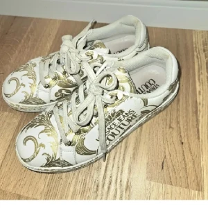 Versace sneakers - Säljer nu ett par helt nya versace skor köpta från zalando.  Vid behov av fler bilder kontakta mig;)