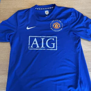 Retro Manchester United Fotbollströja  - Manchester uniteds tredje ställ säsongen 2008-2009. Bra skick, jag har inte använt den så mycket.