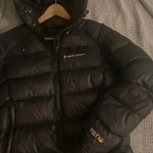 Peak jacka - Tjena säljer nu min peak jacka eftersom ja inte har haft någon användning av den, vet inte om den används mycket eftersom ja köpt den begangnad. Kedjorna funkar bara de att jacktyget kommer emot på fickorna, vilket de gör på dom flesta jackorna