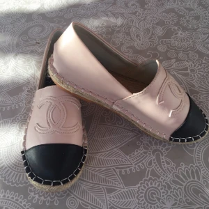 Loafers  - Loafers i storlek 39 ,  Innermått 24 cm . Helt nya och oanvända i skinn .  Färgen är ljusbeige och svart .  Har två egna par som jag gått i i flera år otroligt sköna och bra kvalitet .  