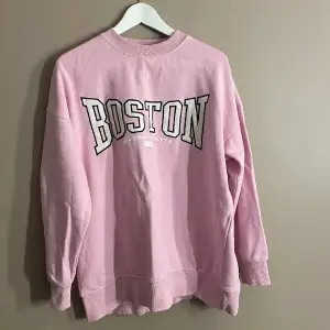 Garderobsrensning !!! Säljer nu denna fina rosa tröjan från H&m pga använder inte längre.  Storlek Xs men lite oversize så passar på S/M💓