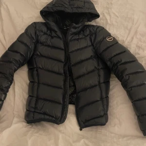 Colmar jacka  - Säljer min colmar jacka som är köpt för en månad sen. Bara använd ett fåtal gånger, säljer nu då ja vill köpa ny jacka💕 jackan är varm och kan användas som vinterjacka. Den har Inga defekter. skriv vid frågor 