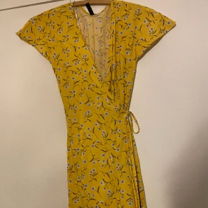 Omlottklänning🌼 - En söt omlottklänning från H&M! Endast använd en gång och säljer den då den är något kort för mig🌼🌼Den har inga defekter, men kan vara något genomskinlig!