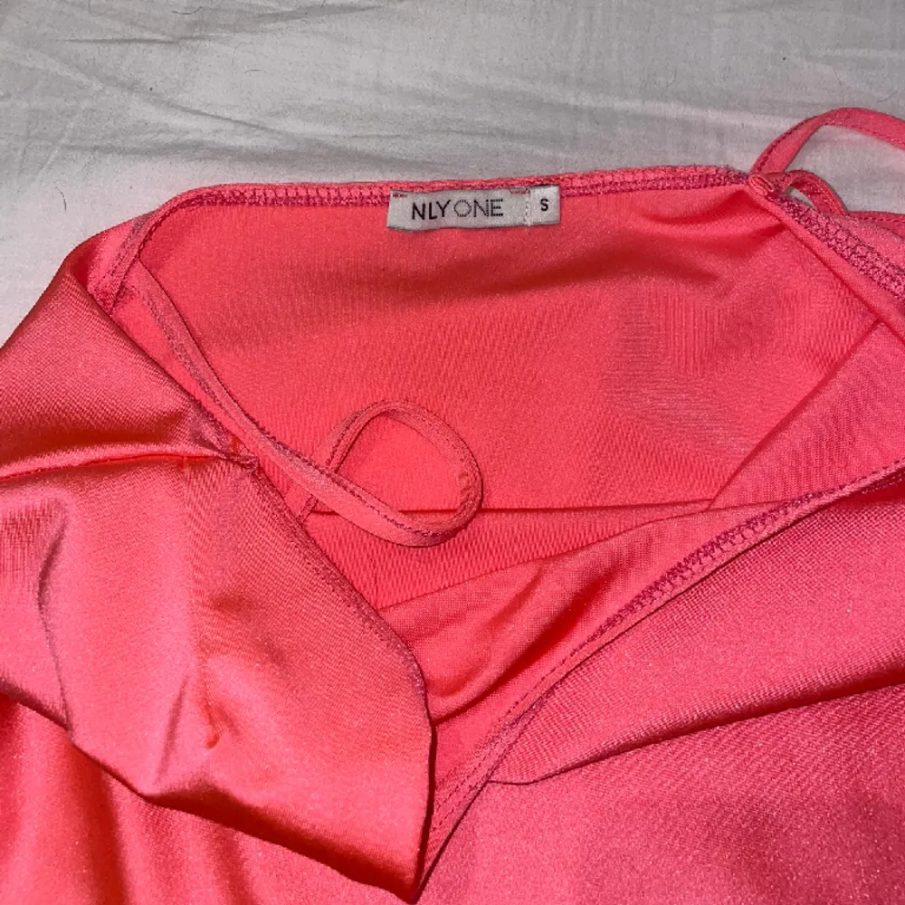 Säljer min fina neonrosa klänning från NLY ONE. Använd en gång 💗. Klänningar.