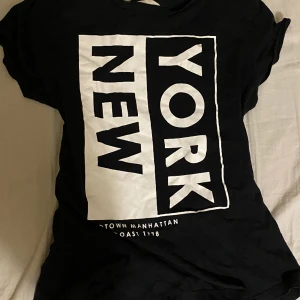 T-shirt  - T-shirt från hm. Använd men fint skick. Gammal. Säljer då den aldrig används. Osäker på nypris. Hör av dig vid frågor!