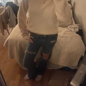 Blåa jeans med slitningar  - Säljer dessa blåa lågmidjade flared jeansen med slitningar❤️