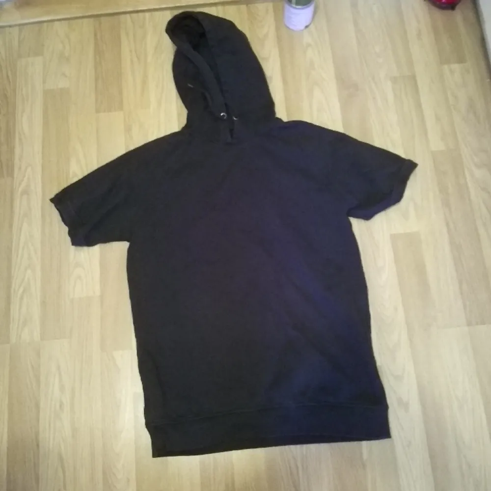 Kortärmad hoodie, finns i Norrtälje. Hoodies.