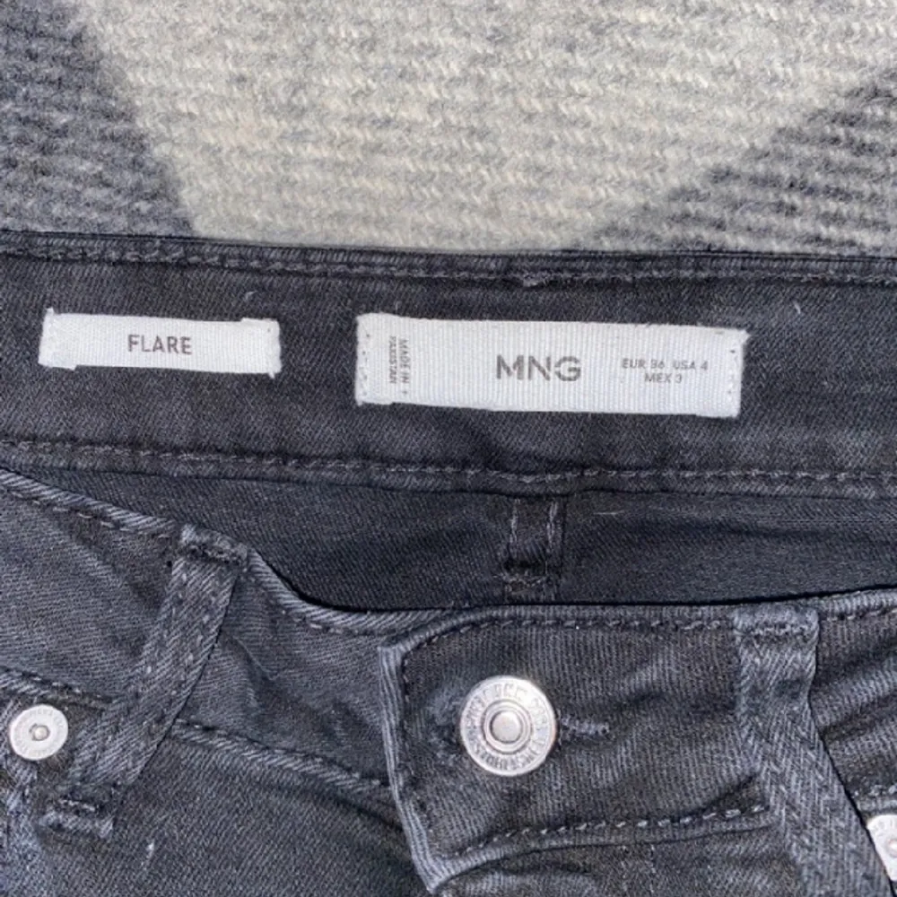 Svarta utsvängda jeans med medel hög midja från mango som bara använts fåtal gånger! Strl 36. Jeans & Byxor.