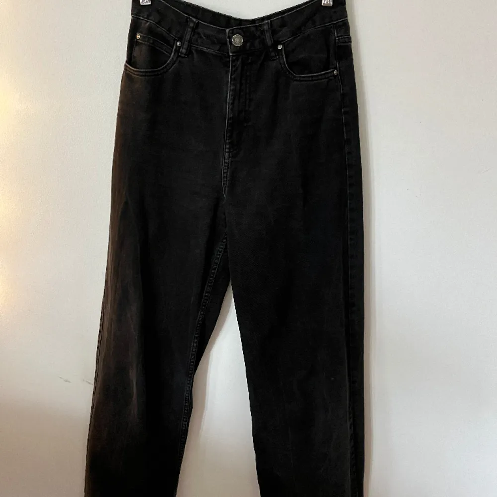 Svarta jeans från sinsay i storlek 36. Hör av dig för fler bilder eller eventuella frågor😃. Jeans & Byxor.