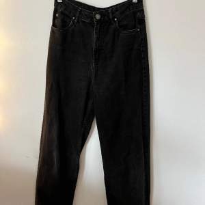 Svarta jeans från sinsay i storlek 36. Hör av dig för fler bilder eller eventuella frågor😃