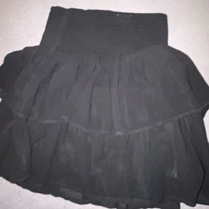 Vilangkjol - Super trendig volangkjol🥰barnstorlek 158/164 men passar även mig som har xs/s