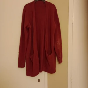 Vinröd kofta stl S - Jätte mysigtkofta med lite lösare passform och 2 praktiska fickor  I fint skick utan skavanker 