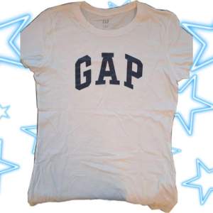 En vit GAP T-shirt med mörkblått tryck. Storlek M ☆Använd köp nu! Skriv vid frågor eller fler bilder ☆
