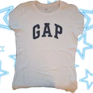 En vit GAP T-shirt med mörkblått tryck. Storlek M ☆Använd köp nu! Skriv vid frågor eller fler bilder ☆