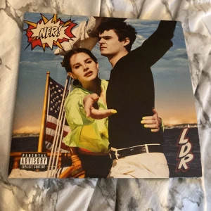 Nfr vinyl - Norman fucking rockwell LP skiva av lana del rey, säljer då jag inte har en spelare, bara använd en gång då jag provade den hos en kompis💓Vinylen är lite repig och kan låta lite konstig under Doin’ Time !