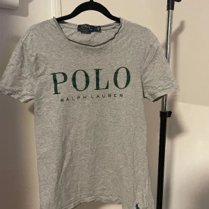 Ralph lauren tröja - En grå tröja med grönt tryck på, men den är ganska använd därför de låga priset. Den röda i mycket bättre skick och lite dyrare. Köpta för 800kr/st på johnells. Köper du båda får du ett billigare pris. 