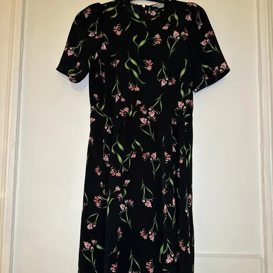 Svart blommig klänning