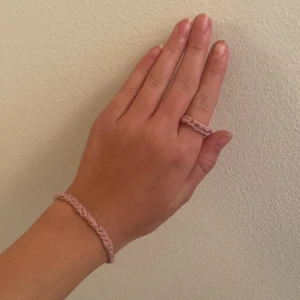 Jättefint kit som innehåller armband+ring. - Handvirkade tygsmycken. Otroligt fint att ha på vintern. ”Vintage”