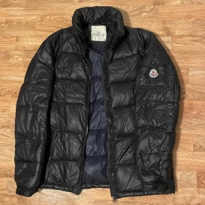 Moncler jacka - Jag vill sälja min Moncler jacka för att jag har haft den ett tag och vill bli av med den. Den finns ett litet fel som jag kan skicka privat men annars är den fin och i bra skick!!