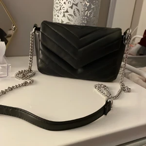 Väska  - Säljer denna väska från glitter ( tror jag ) bra skick!🤍ett innefack!