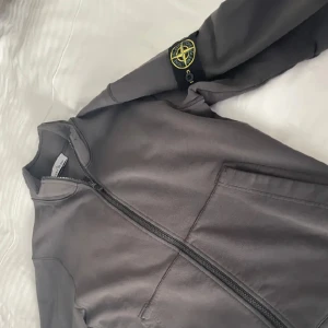 Stone Island Zip - Säljer min stone zip sweatshirt i fint skick! Storlek L och använder ej längre därav sälj! Dm vid frågor🩷