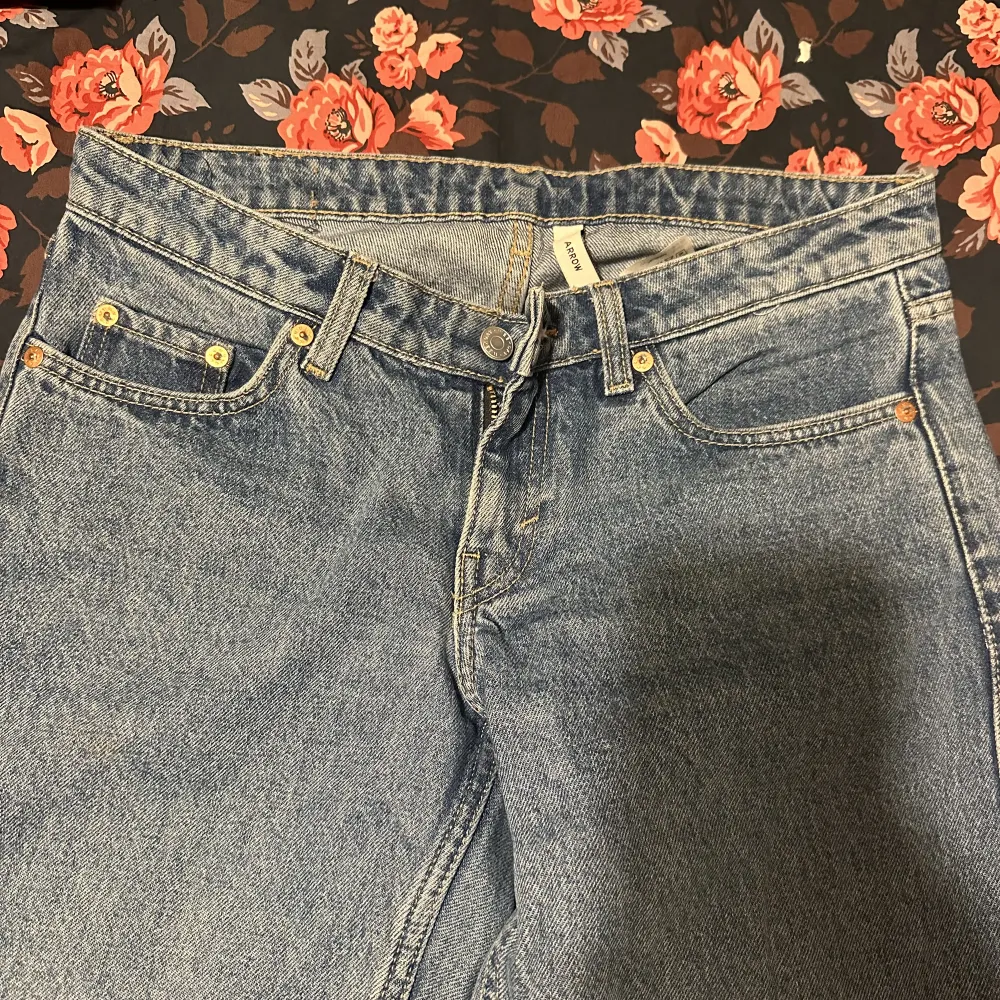 Low waist weekday jeans straight, jättefina men använder aldrig dessa därför jag säljer dom🥰. Jeans & Byxor.