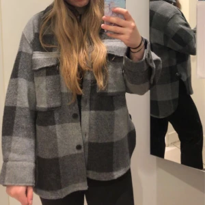 Tunn kappa  - Superfin tunn kappa från hm. Passar storlek L/XL. Själv har jag oftast storlek L och kappan är lite oversized på mig. Endast använd ett fåtal gånger.