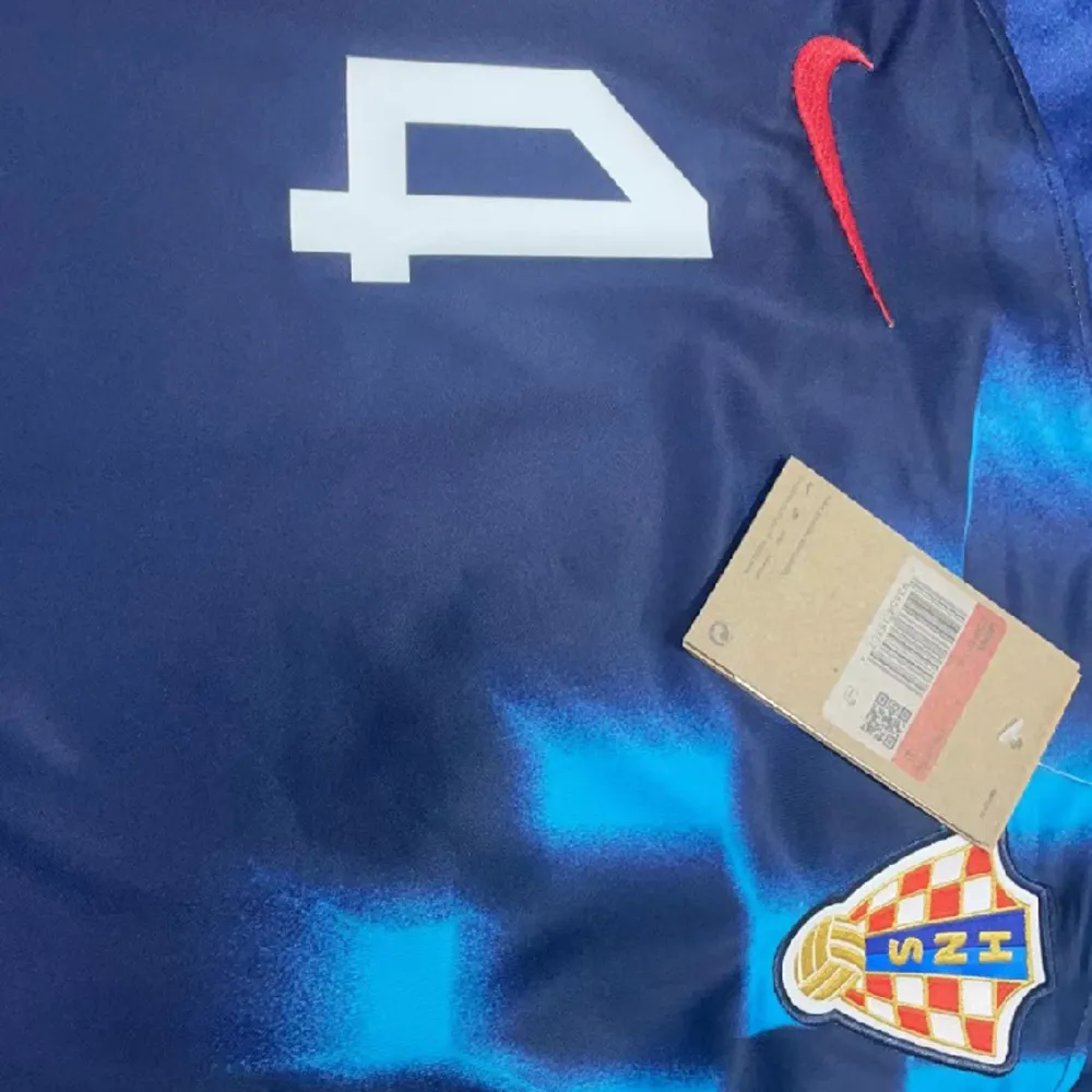 Jag säljer en joskõ gvardiol fotbollströja storlek L, kroatien borta tröja 2022-2024. T-shirts.