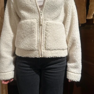 Får jacka  - Säljer denna fina jackan som man även kan ha som en tjockare kofta , inte använt så mycket och väldigt bra skick . Storlek S 