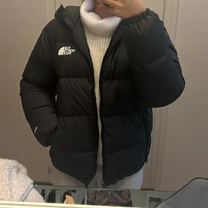 The north face vinterjacka - Säljer denna north face jackan i storlek L junior men motsvarar en xs-s, jackan har ett hål på vänstra sidan av armen som man kan se på bild 3, anars är jacka i väldigt bra skick, jackan är köpt 2022 på zalando 