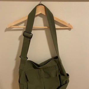 Grön väska  - !!allting tvättas innan de skickas iväg!! Kom privat ifall du vill ha mått