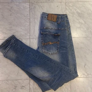 Nudie jeans - Tjena! Säljer mina feta nudie jeans som knappt är använda. Skick: 10/10. Hör av er vid intresse!