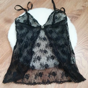 Fest topp - Så snygg fest topp. Öppen del. Storlek S. 