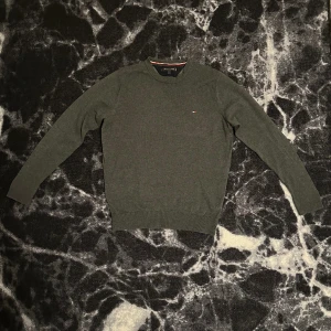 Tommy Hilfiger tröja (HERR) - Tröjan är helt oanvänd! Vill du ha fler bilder eller har funderingar tveka inte att kontakta mig!  Storlek: M men passar även S , Nypris: 899kr