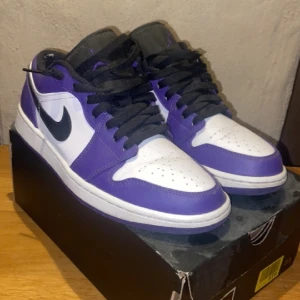 Air Jordan 1 Low ‘Court Purple - Säljer ett par  Air Jordan 1 Low ‘Court Purple i storlek 42 passar även 43. Orginal box o allt tillbehör medföljs:) använda ca 3 gånger.  Finns i Motala eller spårbarfrakt:)